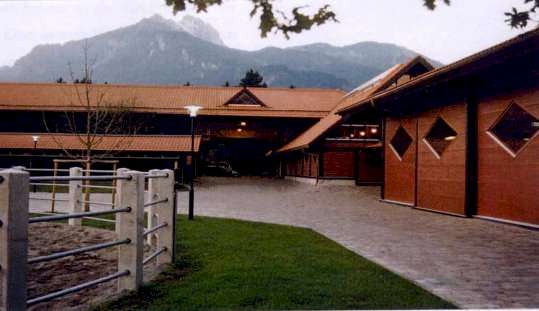 AussenAnsicht RVerkauf Reiterhof in Tirol / Österreich, nähe Allgäu und Oberbayern : Modernst ausgestatteter Reiterhof, inmitten einer einzigartigen Bergkulisseeiterhof : 