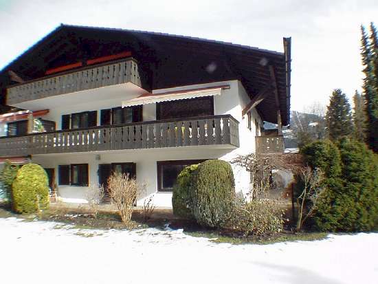 Ansicht Wohnhaus mit exklusiver ETW: Immobilien Garmisch - Partenkirchen / Oberbayern: Verkauf exklusive ETW in kleiner Wohnanlage in Garmisch - Partenkirchen