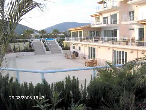 Terrassen: Villa Athen / Griechenland: Verkauf Luxus Villa südl. von Athen, geeignet für Firmen zur exklusiven Gästebewirtung