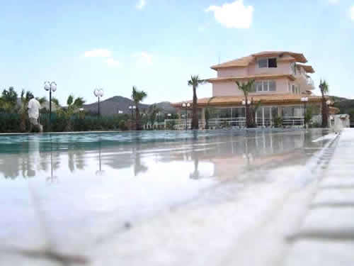 Pool mit Villa: Villa Athen / Griechenland: Verkauf Luxus Villa südl. von Athen, geeignet für Firmen zur exklusiven Gästebewirtung