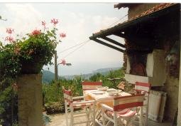Terrasse / Aussicht: Verkauf Bauernhaus bei Savona / Ligurien / Italien : Ausgebautes altes Bauernhaus bei Savona, Meerblick