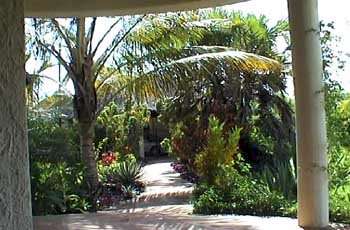 Carport / Garten : Villa Kenia / Mombasa : Verkauf Villa Diani Beach in Strandnähe, zwischen Galu und Kinondo