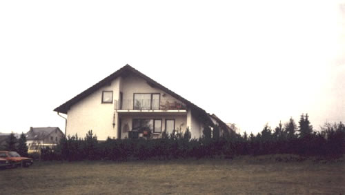Seitenansicht : Immobilien Kreis Mayen Koblenz : Verkauf Haus / 3-FH mit 3 Wohnungen nähe Nürburgring