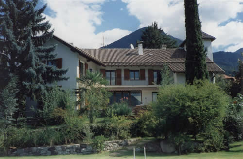 Ansicht Villa Meran: Immobilien Südtirol / Meran: Verkauf herrschaftliche Villa mit Pool in Meran Obermais, wunderbare Bergsicht
