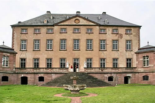 Ansicht Schloss: Verkauf Barockschloss Südwestdeutschland / Rheinland-Pfalz: Grundsaniertes Barockschloss
