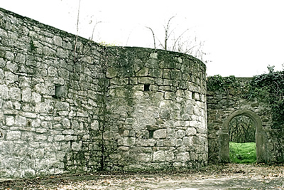 Schlossmauer: Schloss Bayern / Unterfranken, Region Schweinfurt / Bad Neustadt: Schloss (teilrenoviert) und Schlossmauer und Nebengebäude (renoviert)