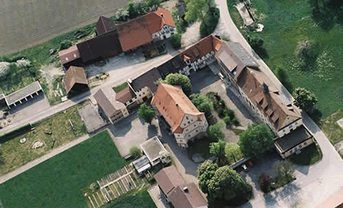 Luftbild Schlossanwesen: Verkauf großes Schlossanwesen mit 31 ha Land, zusätzliche Baumöglichkeiten, zentrale Lage
