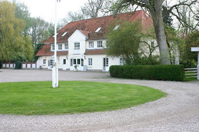 Haupthaus: Gutshof / Reiterhof mit 12 ha auf Fehmarn / Ostsee / Schleswig-Holstein: Ferienwohnungen, Reithalle, Reitplatz, Geländetrainingsplatz / Reittuniere