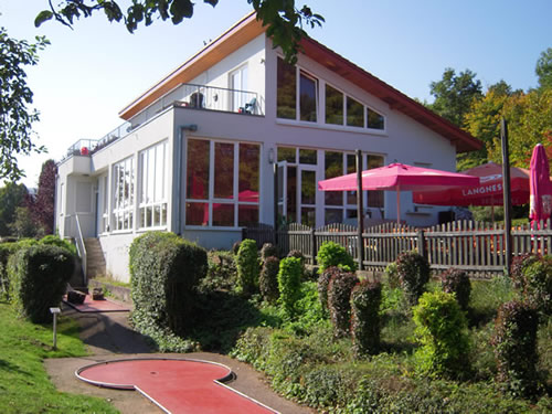 Ansicht restaurant mit Biergarten: Verkauf Minigolfanlage in der Region Heidelberg / Heilbronn mit Gastronomie / Biergarten