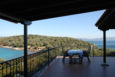 Terrasse mit wunderschöner Aussicht: Vermietung (Langzeit, 1 Jahr) Villa in einzigartiger Lage bei Volos / Pilion / Griechenland direkt am Meer