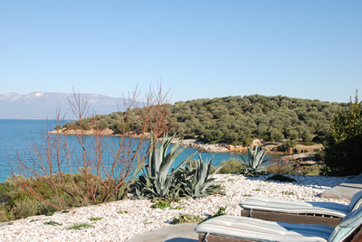 Terrasse mit wunderschöner Aussicht : Vermietung (Langzeit, 1 Jahr) Villa in einzigartiger Lage bei Volos / Pilion / Griechenland direkt am Meer