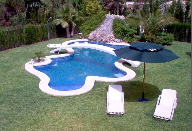 Garten und Poolbereich : Villa Marbella Elviria : Verkauf einer Villa mit Panoramablick auf Meer und Berge