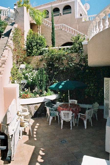 Terrasse mit Garten: Verkauf einer Luxus Villa auf Teneriffa / Costa Adeje / San Eugenio Alto: Exklusive Villa, Nähe mehrerer Golfplätze, unverbaubarer Panoramablick auf Gomera und La Palma