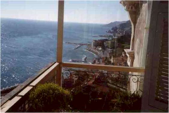 Traumhafte Aussicht: Immobilien Italien Ligurien / Riviera, Imperia : Verkauf Dachwohnung in historischem Haus in Imperia bei San Remo, traumhafter Meerblick