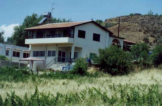 Haus Seiten - und Rückansicht :Immobilien Zypern, Limassol : Verkauf Haus mit Studio in Mandria Village, Limassol, Zypern