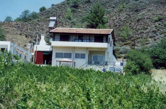 Haus Rückansicht : Immobilien Zypern, Limassol : Verkauf Haus mit Studio in Mandria Village, Limassol, Zypern