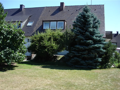 Ansicht Westseite: Immobilien Nürnberg: Verkauf DHH mit Einliegerwohnung in Nürnberg / Worzeldorf (Südstadt), ruhige, sonnige Lage