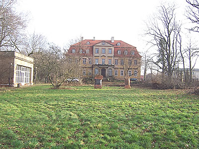 Vorderansicht mit Orangerie: Vermietung Schloss / Barockschloss bei Leipzig: Modernste Innenaussattung, Schloss mit Park zu vermieten, verkehrsgünstige Lage