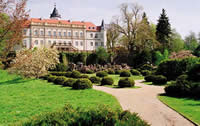Schloss mit Schlosswohnungen bei Potsdam / Berlin: Hochwertig und stilvoll saniert