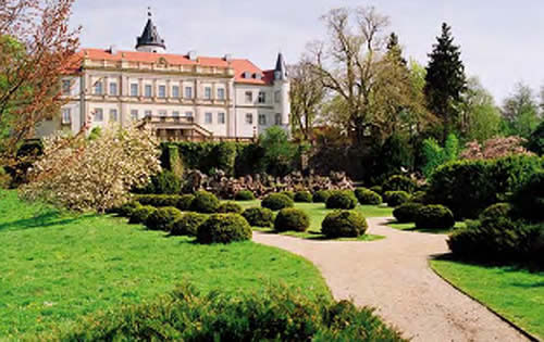 Schloss mit Park: Schloss mit Schlosswohnungen bei Potsdam / Berlin: Hochwertig und stilvoll saniert
