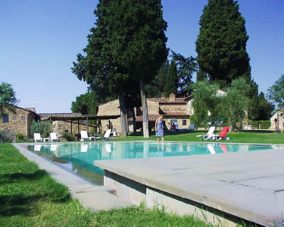 Ansicht mit Pool: Altes, exklusives Weingut / Fattoria / Hotelanlage / Anwesen in der Toskana / nahe Florenz, zauberhafter Blick