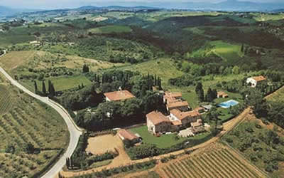Luftbild: Altes, exklusives Weingut / Fattoria / Hotelanlage / Anwesen in der Toskana / nahe Florenz, zauberhafter Blick