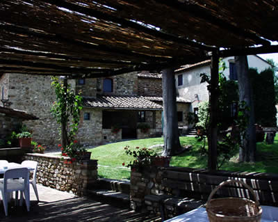 Terrasse: Altes, exklusives Weingut / Fattoria / Hotelanlage / Anwesen in der Toskana / nahe Florenz, zauberhafter Blick