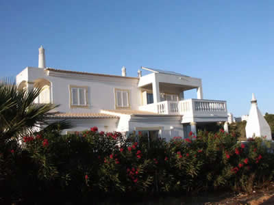 Ansicht Villa: Verkauf Villa mit Pool in Portimao / Algarve / Portugal: Strandnähe,  ruhige Lage