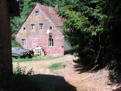 Haus Seitenansicht: Verkauf ehemalige Mühle / Anwesen in Rheinland-Pfalz im LK Kaiserslautern  zwischen Homburg und Landstuhl: Absolute Alleinlage in einem stillen Tal!