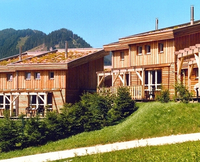 Ansicht Holzhaus Sommer: Verkauf Chalet / Holzhaus / Hütte / Gebirgshaus / Ferienhaus in Feriendorf Hohentauern / Steiermark / Österreich, direkt am Skilift. 