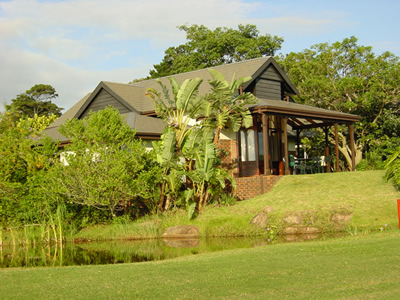 Ansicht Haus: Immobilien Südafrika KwaZulu Natal: Villa mit Pool auf Golfanlage in Pennington / Durban