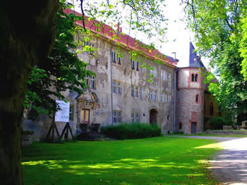 Ansicht Schloss: Renovierungsbedürftiges Schloss bei Magdeburg und Braunschweig sucht neuen Besitzer