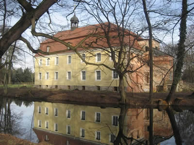 Ansicht Schloss: IIM: Verkauf Schloss an See zwischen Berlin und Dresden, teilsaniert, Hotelgenehmigung