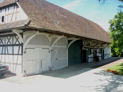 Nebengebäude: Das ehemalige Wasserschloss wurde ursprünglich im 13. Jahrhundert als Wasserburg errichtet, das heutige Wohnschloss wurde im 18. Jahrhundert errichtet  und befindet sich in einem guten Zustand.