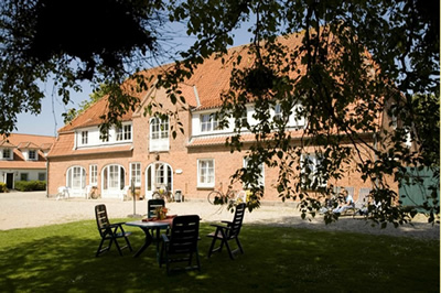 Ehenalige Scheune:Gutshof / Reiterhof mit 12 ha auf Fehmarn / Ostsee / Schleswig-Holstein: Ferienwohnungen, Reithalle, Reitplatz, Geländetrainingsplatz / Reittuniere