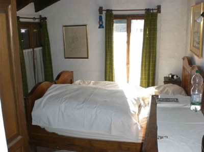 Schlafzimmer / Traumhaftes Ferienhaus - ehemalige Mühle - am Lago Maggiore / Tessin mit besonderem Flair in der Schweiz  