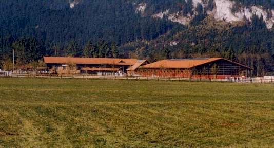 GesamtAnsicht Reiterhof : Verkauf Reiterhof in Tirol / Österreich, nähe Allgäu und Oberbayern : Modernst ausgestatteter Reiterhof, inmitten einer einzigartigen Bergkulisse