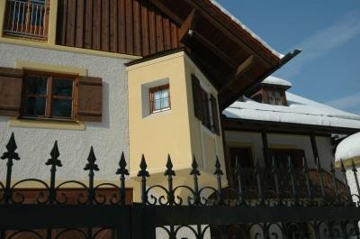 Erker: Villa / Landhaus in Berg am Starnberger See / Oberbayern: Verkauf Villa / Landhaus in Berg / Starnberger See, beste Wohnlage