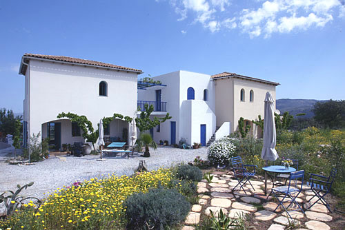 Ansicht mit Garten: Immobilien Kreta / Griechenland: Verkauf Haus, Studio und Grundstück auf Kreta bei Chania und Rethimnon