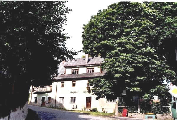 Ansicht Vorn: Immobilien Reuth bei Erbendorf / KLTirschenreuth : Verkauf Anwesen mit Wohnung und gewerblichen Teil, ehemalige Gaststätte mit Biergarten