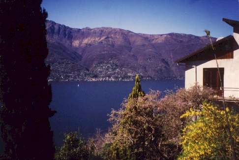 Aussicht : Immobilien Lago Maggiore : Verkauf EFH / Einfamilienhaus am Lago Maggiore, Nähe Schweizer Grenze